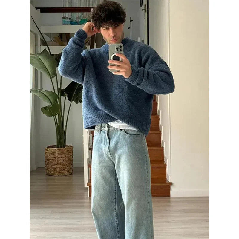 Men's crew neck sweater in a timeless design