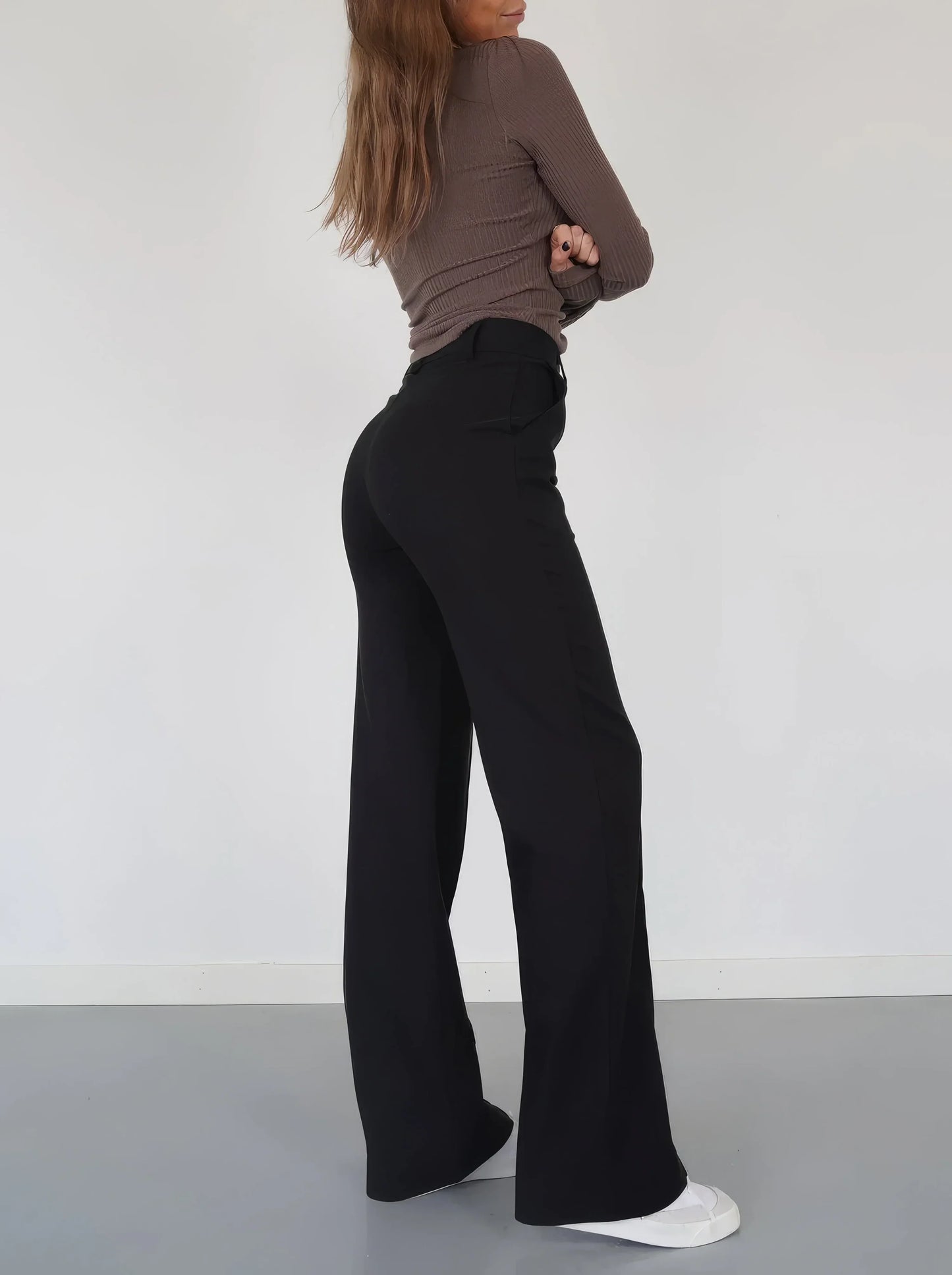 High-waisted chic trousers – elegant women's trousers with a high waist