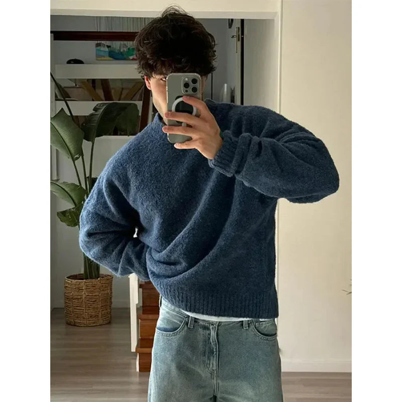 Men's crew neck sweater in a timeless design