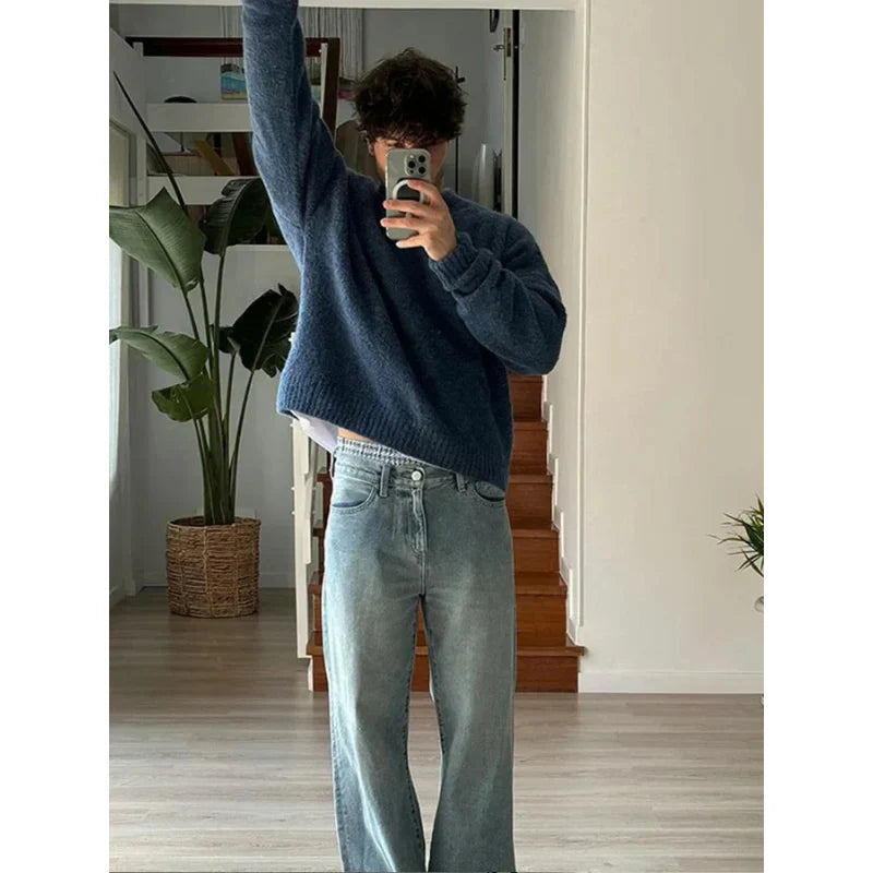 Men's crew neck sweater in a timeless design