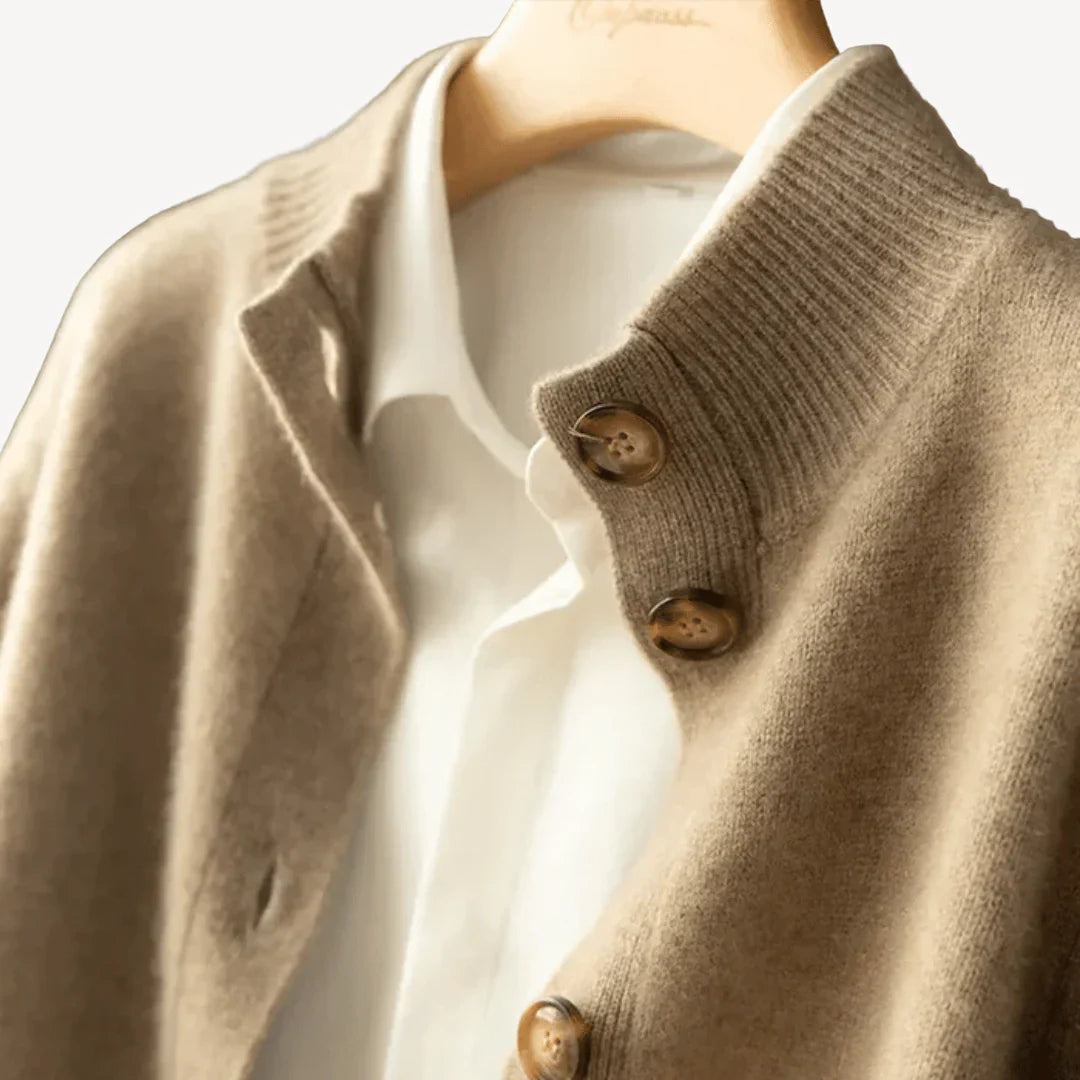 Elegant women's vest made of cashmere wool