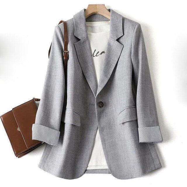 Casual women's blazer with pocket – elegant casual touch