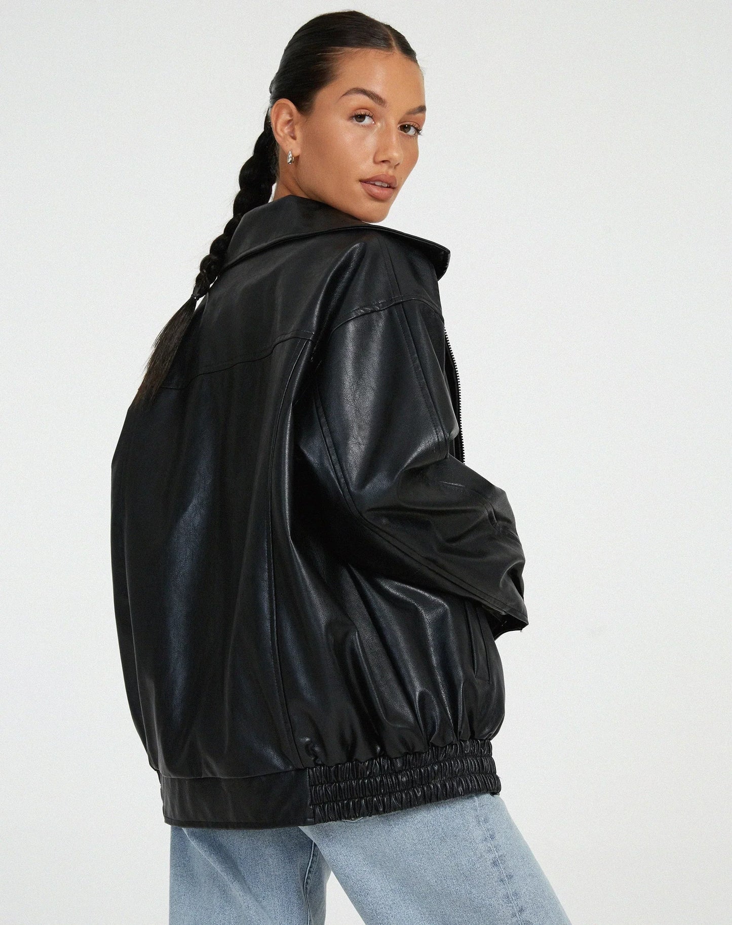 Sophia's casual oversized leather jacket – a modern oversized look