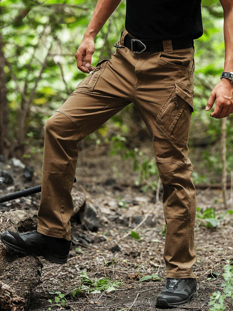 Tactical cargo pants with multiple pockets – men