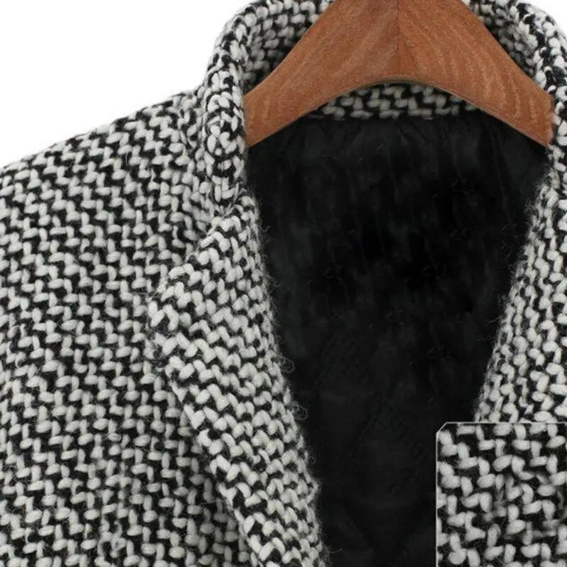 Long women's coat with double-breasted button placket and pattern