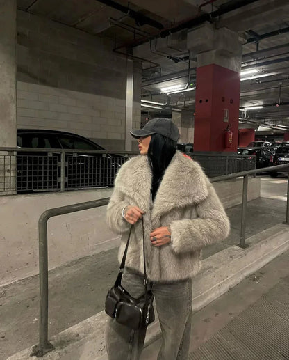 Women's short faux fur coat elegant – women
