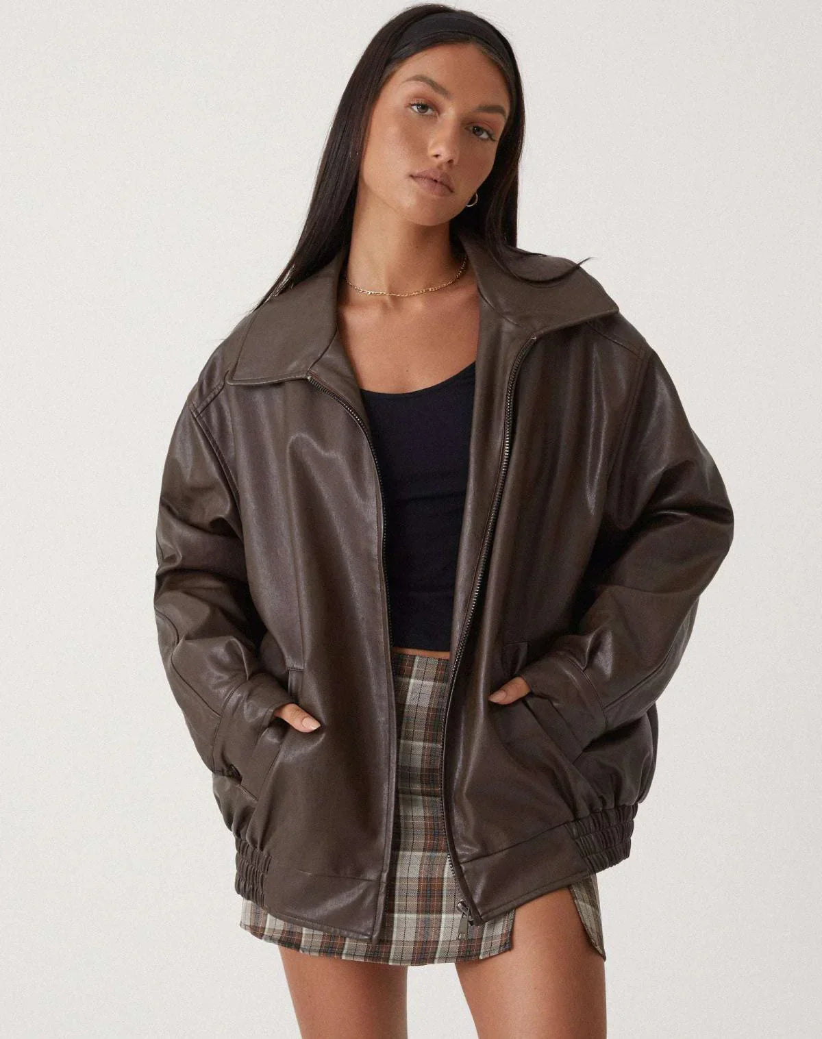 Sophia's casual oversized leather jacket – a modern oversized look