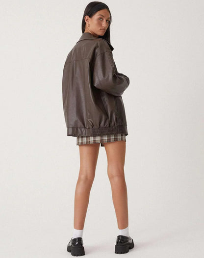 Sophia's casual oversized leather jacket – a modern oversized look